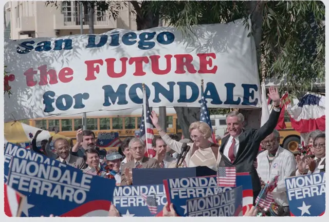 Joan en un acto de Walter Mondale.