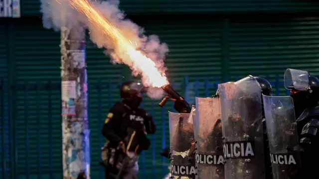 La policía se enfrenta a manifestantes durante una manifestación contra el gobierno del presidente ecuatoriano Daniel Noboa, el aumento del precio del diésel y en apoyo a los manifestantes indígenas en la provincia de Imbabura, en Quito, Ecuador, el 30 de septiembre de 2025.