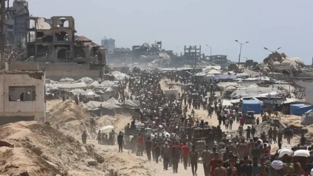 Miles de palestinos hambrientos caminan hacia la zona de Zakim, en el norte de Gaza, en busca de alimentos.