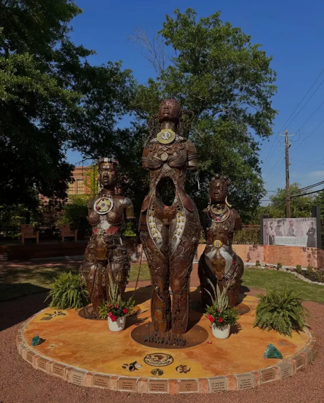 Tres figuras de metal representando a las esclavas cirujanas