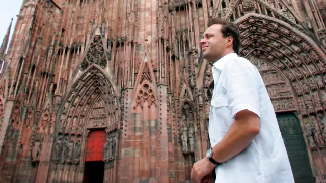 Stéphane Breitwieser delante de una iglesia en Europa