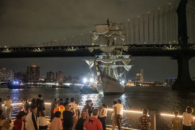 Barco y el puente de Brooklyn