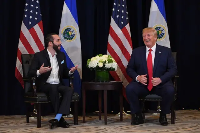 El presidente de Estados Unidos, Donald Trump, y el presidente de El Salvador, Nayib Bukele, sostienen una reunión en Nueva York, el 25 de septiembre de 2019, al margen de la Asamblea General de las Naciones Unidas. (Foto de SAUL LOEB / AFP vía Getty Images)