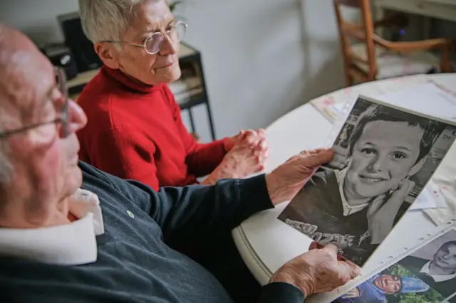 Roland y Mauricette Vinet muestran fotografías de su nieto Mathias, víctima del cirujano jubilado francés Joel Le Scouarnec cuando tenía 10 años.