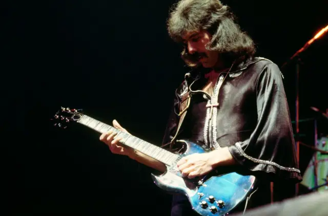 Tony Iommi tocando la guitarra.