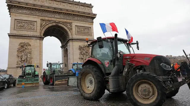 Tractores estacionados frente al Arco del Triunfo durante una manifestación del sindicato agrícola francés Coordinación Rural para presionar al gobierno francés a que bloquee el acuerdo comercial con Mercosur.