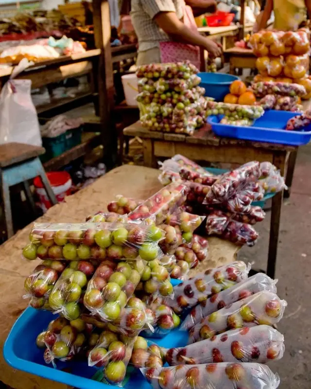 Bolsas con camu camu en un mercado