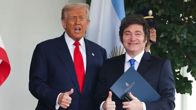 Donald Trump recibió al presidente argentino Javier Milei en la Casa Blanca tras finalizar un acuerdo de intercambio de divisas por US$20.000 millones para estabilizar la economía argentina, el 14 de octubre de 2025. 