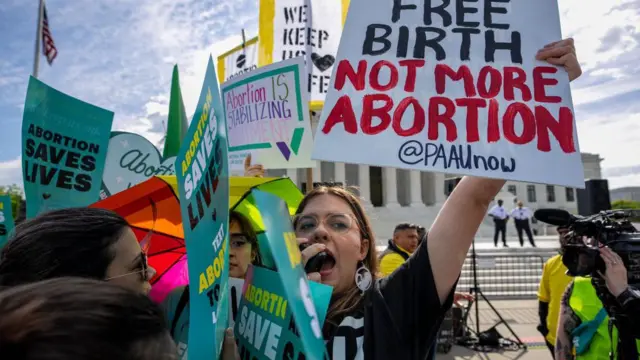 Manifestantes a favor y en contra del aborto en EE.UU.