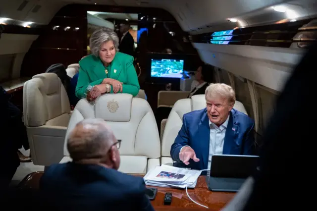 Susie Wiles a un lado de Donald Trump en un avión privado