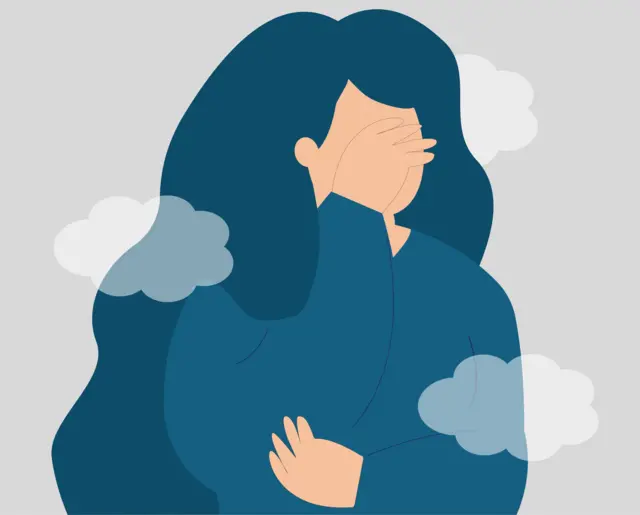 Ilustración de una mujer con su mano derecha cubriendo su rostro. Está rodeada por nubes.