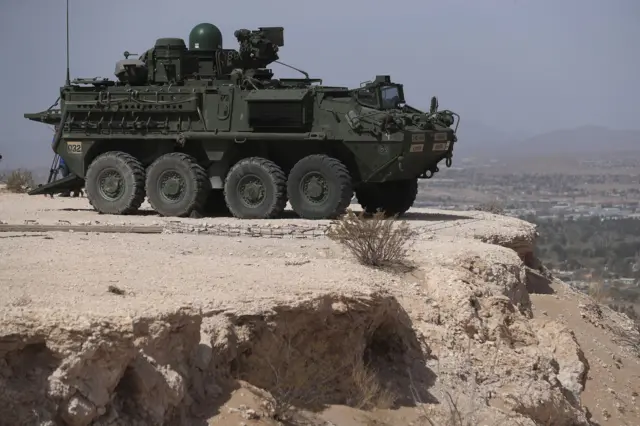 Un vehículo blindado Stryker del ejército de EE. UU. está estacionado del lado estadounidense de la frontera con México, frente a Ciudad Juárez, Chihuahua, el 30 de marzo de 2025. Foto de Luis Torres/EPA-EFE/REX/Shutterstock.