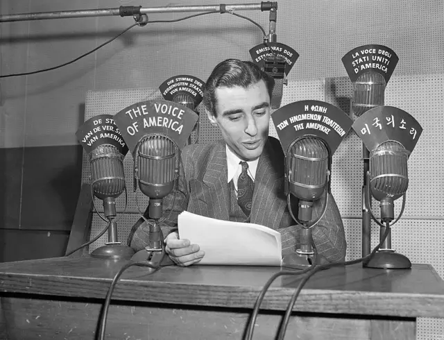 Un locutor en una emisión de La Voz de América