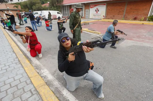 Miembros de los Consejos Civiles y Comunitarios portan rifles durante un entrenamiento militar con armamento en Fort Tiuna, Caracas, el 20 de septiembre de 2025.