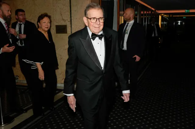 El líder opositor venezolano Edmundo González Urrutia llega al banquete del Premio Nobel de la Paz en el Grand Hotel de Oslo, Noruega, el 10 de diciembre de 2025, va vestido con esmoquin. 