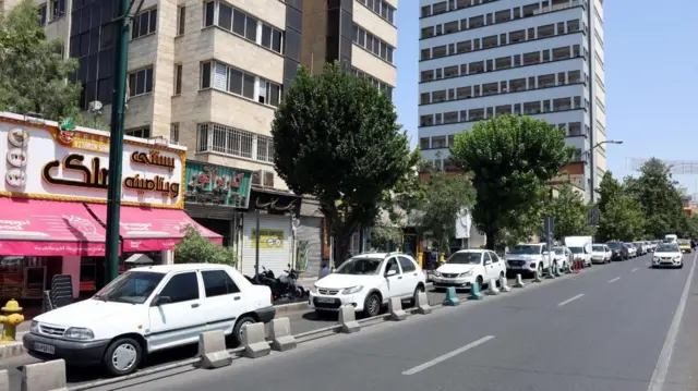 Iraníes hacen fila con sus vehículos cerca de una gasolinera tras los ataques israelíes contra Irán, en Teherán, el 15 de junio de 2025.