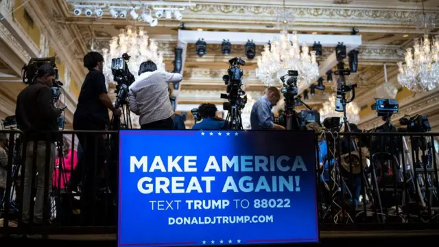 Los medios de comunicación se instalan en Mar-a-Lago, antes de que el expresidente Donald Trump haga un anuncio en Palm Beach, Florida, el martes 15 de noviembre de 2022.