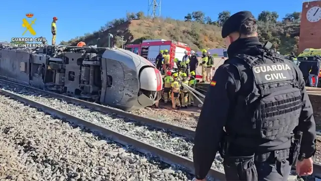 Agentes de la Guardia Civil y equipos de socorro junto a uno de los trenes sinistrados.