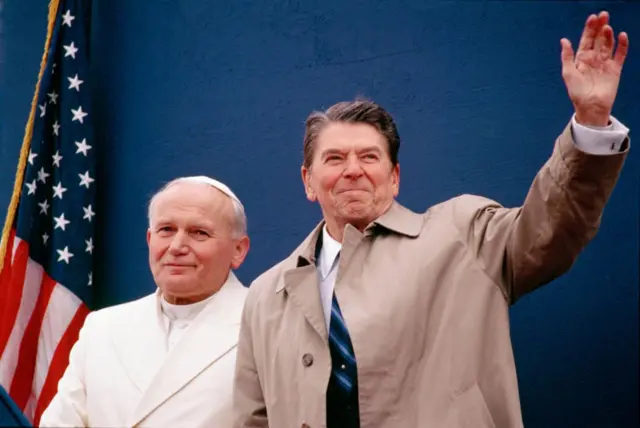 Papa Juan Pablo II y Ronald Reagan. 