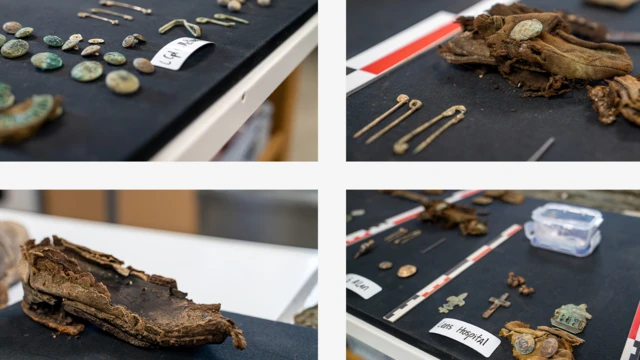 Imagen compuesta con cuatro fotografías dispuestas en forma de cuadrícula. En la parte superior izquierda se ve una insignia de gorra gastada con el emblema del regimiento Royal Highlanders, así como pequeñas cruces. La imagen superior derecha muestra tres alfileres metálicos y un trozo de tela con una insignia metálica. La imagen inferior izquierda muestra varios botones e insignias del regimiento Cameron Highlanders. La imagen inferior derecha muestra la suela y el tacón marrones y gastados de una bota de soldado. 