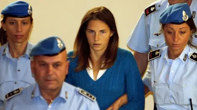 Amanda Knox siendo llevada por agentes de policía