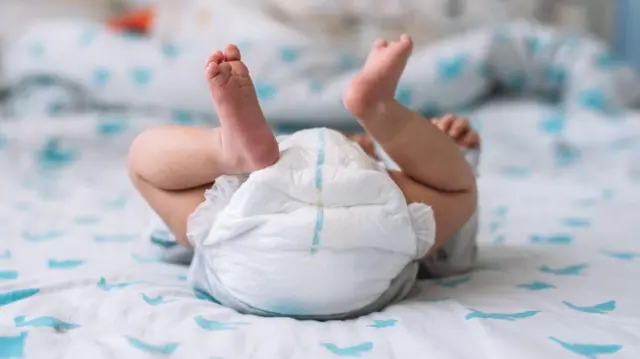 Bebé acostado en la cama