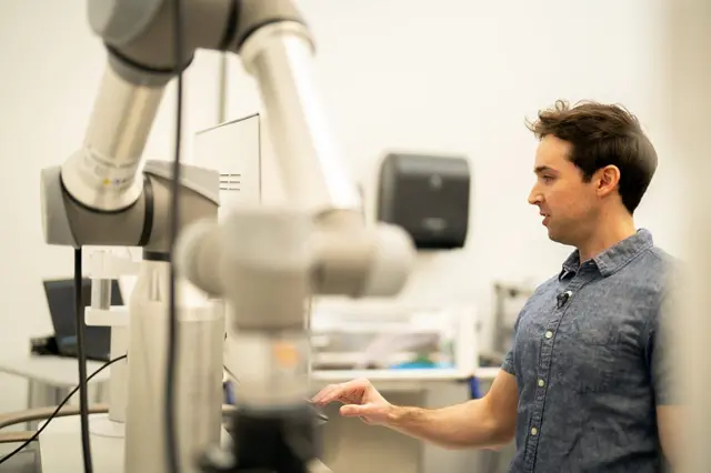 Un hombre maneja una máquina de ultrasonido terapéutico