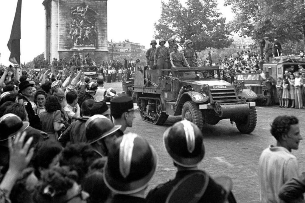 Uno de los blindados de La Nueve, bautizado como Guernica, avanza por los Campos Elíseos durante las celebraciones de la liberación