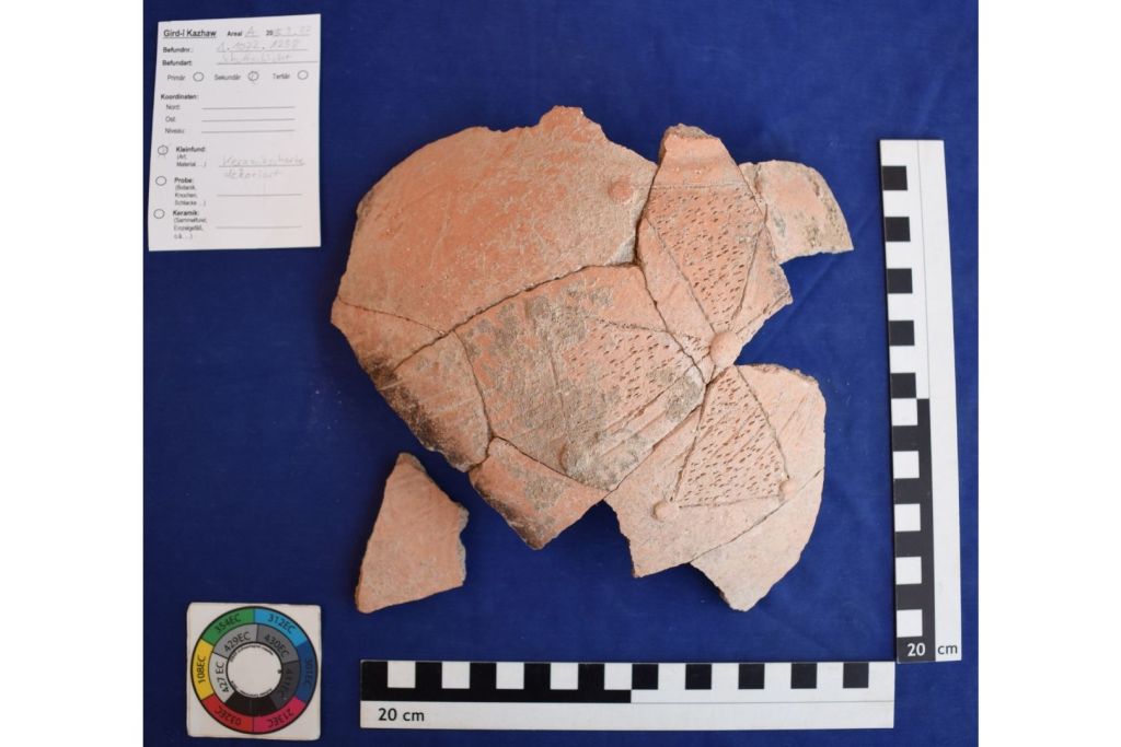 Durante la excavación en Irak, los arqueólogos localizaron fragmentos de una gran vasija cerámica decorada con un símbolo cristiano en forma de cruz