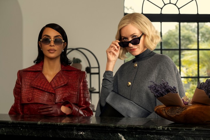 Kardashian junto a Naomi Watts en una escena de la serie que debuta el 4 de noviembre. Fotos Disney+..