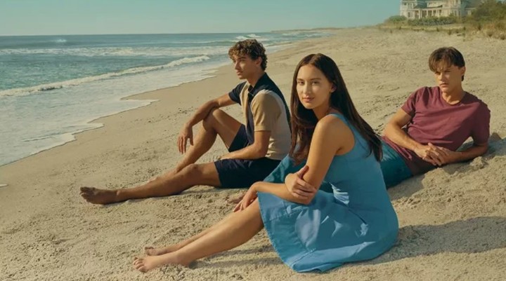 Una serie con jóvenes, ideal para ver en familia. La playa suele ser el sitio en el que el triángulo de Belly y los hermanos Conrad y Jeremiah teje y desteje sus emociones.