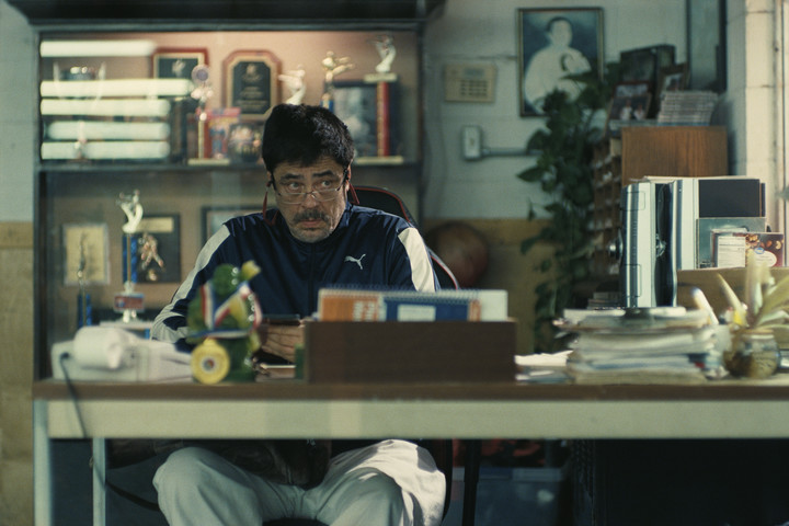 Benicio Del Toro habla en castellano y en inglés, como  su personaje.