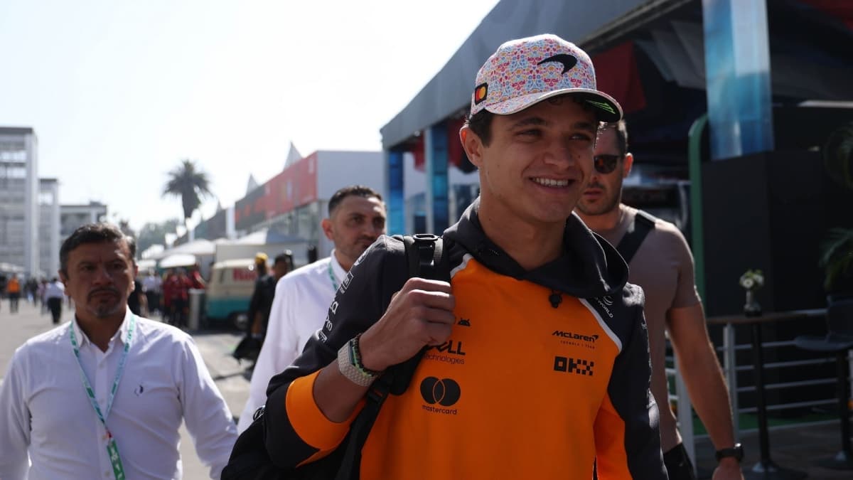 Lando Norris caminando rumbo a su participación en el Gran Premio de México.