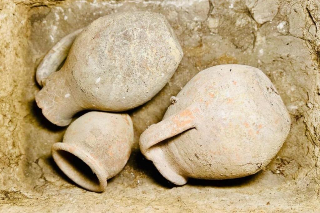 En lugar de restos humanos, la urna albergaba tres vasijas de terracota perfectamente conservadas, dispuestas con evidente intención ritual