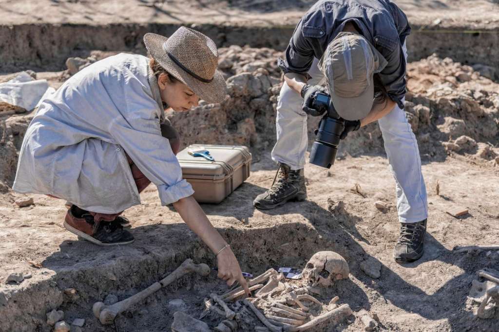 Arqueólogos encuentran cientos de esqueletos en el Támesis