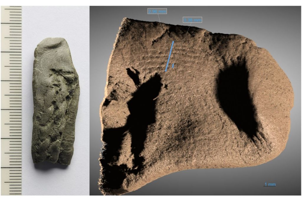 Fotografía de un fragmento de material de calafateo con una huella humana visible a la izquierda y, a la derecha, una tomografía de rayos X de alta resolución de la zona donde se conserva la impresión