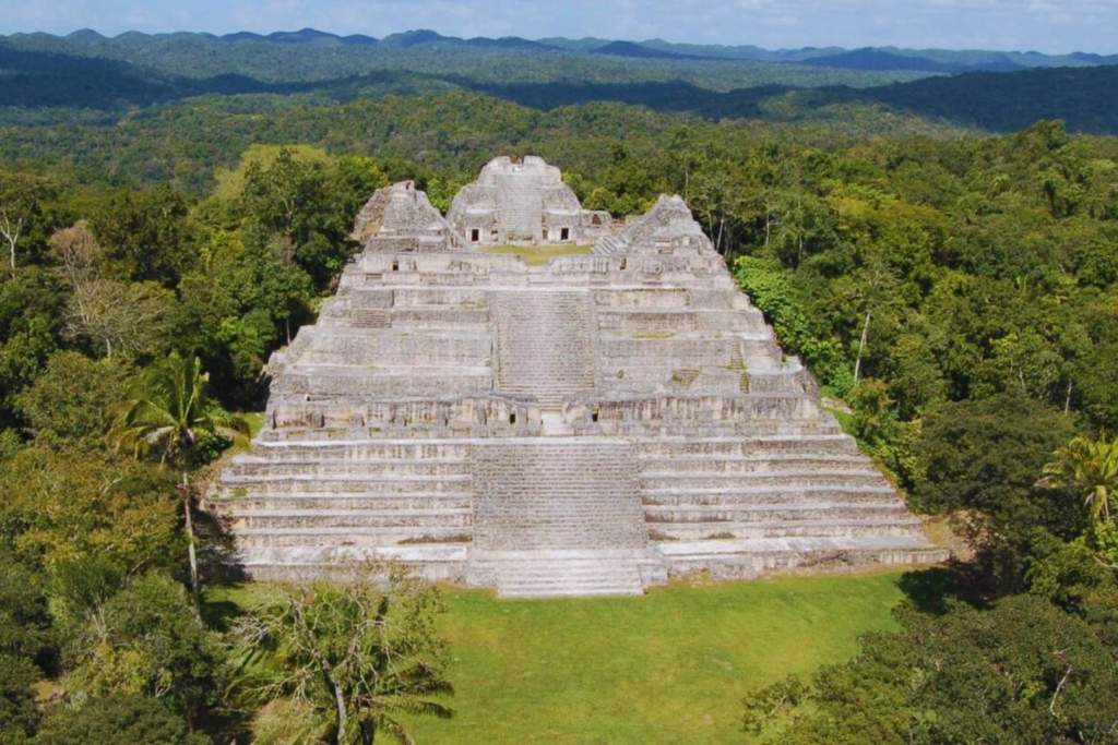 Caana, el majestuoso complejo arquitectónico que domina Caracol en Belice, fue sacado a la luz por los arqueólogos Diane y Arlen Chase durante sus excavaciones en la década de 1980