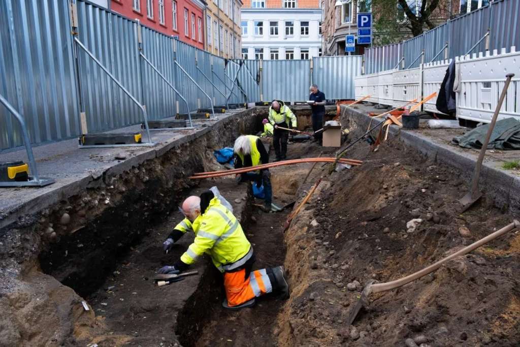 La antigua iglesia se encontraba en pleno centro de Aarhus, y hasta ahora solo se ha excavado una pequeña parte del antiguo camposanto que la rodeaba