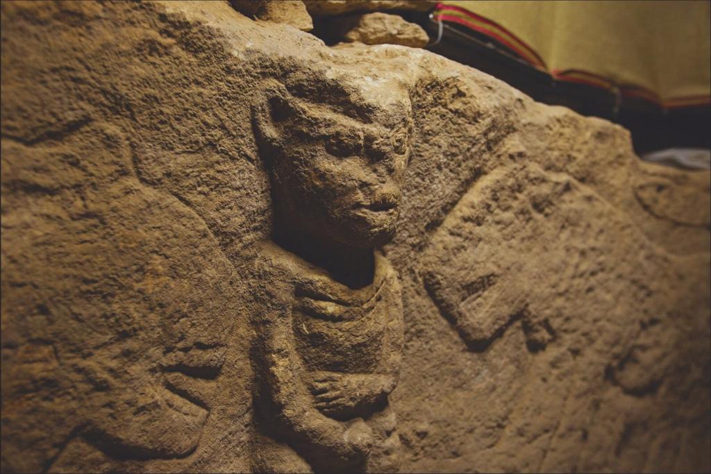 Una escultura tallada hace 11.000 años emerge entre los vestigios de una antigua construcción neolítica en Turquía