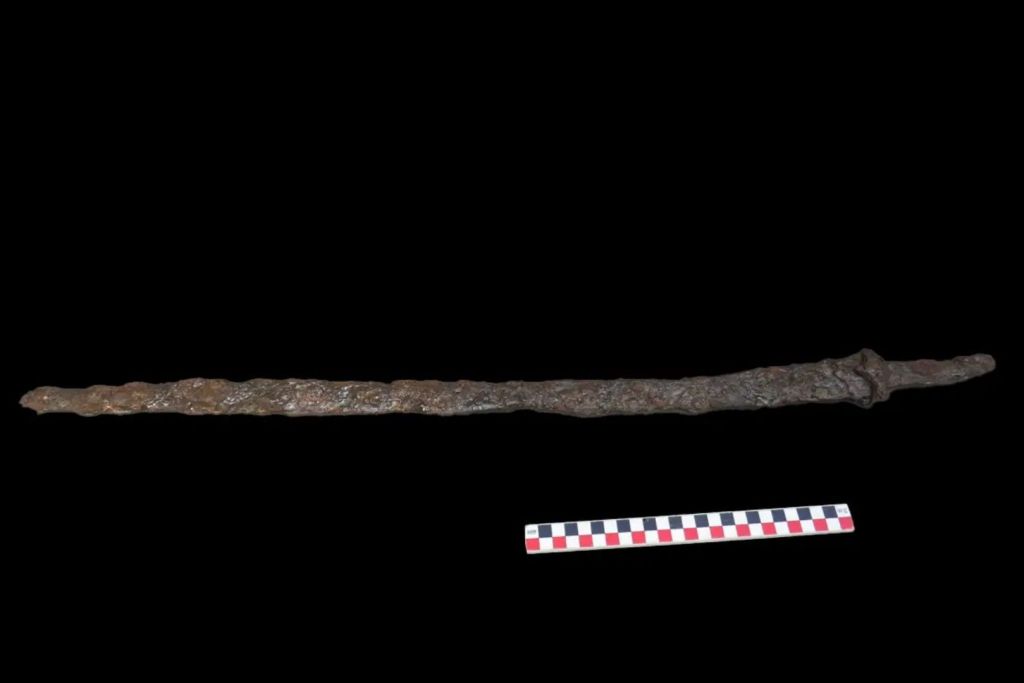 Espada de guerrero ávaro recuperada del enterramiento