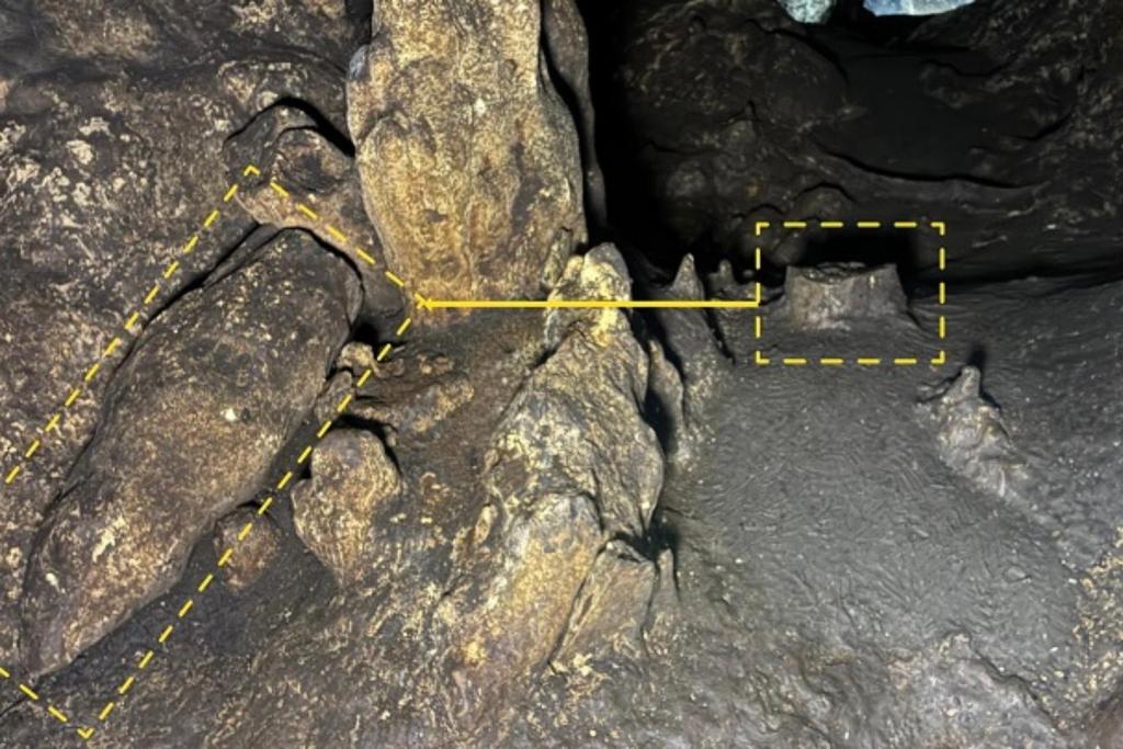 Estalagmita fragmentada y recolocada estratégicamente para abrir paso en las profundidades de la cueva