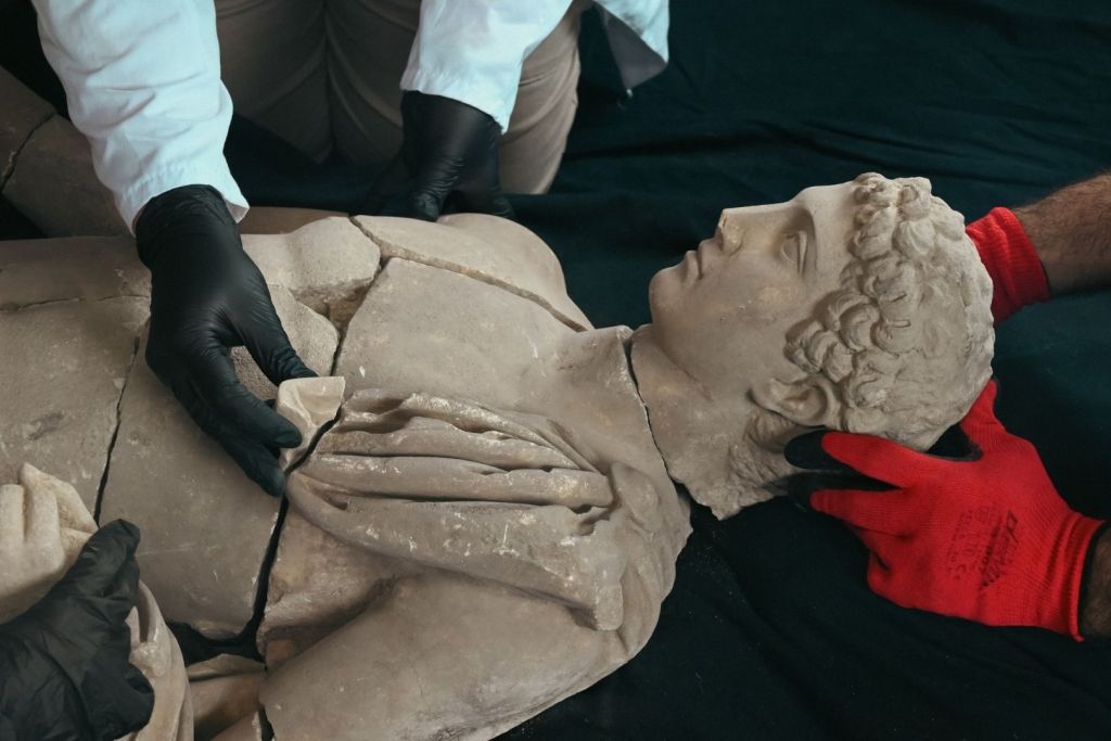 Arqueólogos restauran la estatua de mármol de Hermes hallada en la antigua ciudad de Aspendos, en la región de Antalya, al sur de Turquía