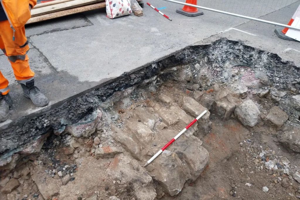 Mientras se llevaban a cabo trabajos para reparar un socavón en la ciudad de York, en Inglaterra, los operarios se toparon inesperadamente con los restos de un antiguo hospital medieval de grandes dimensiones, según informó el Ayuntamiento local