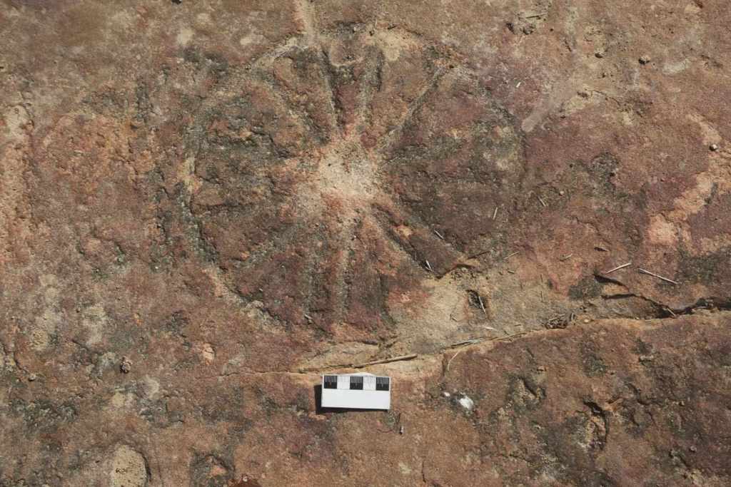 Las huellas fósiles del Cretácico y los grabados rupestres de hace miles de años conviven en un mismo espacio arqueológico sin precedentes