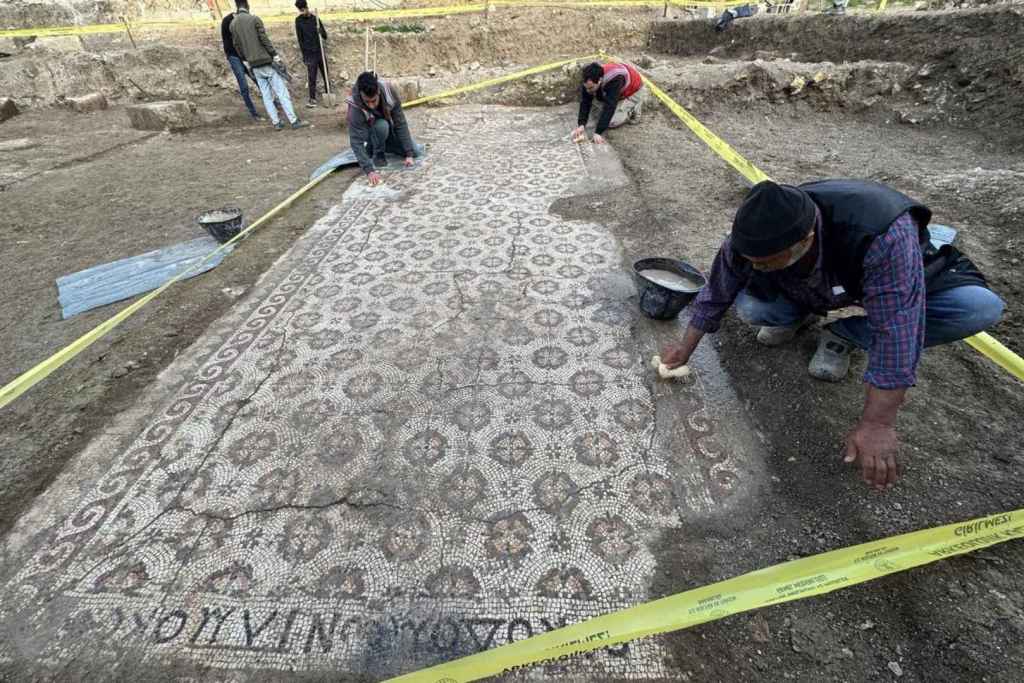 El mosaico permaneció oculto durante siglos, protegido por capas de tierra y construcciones modernas