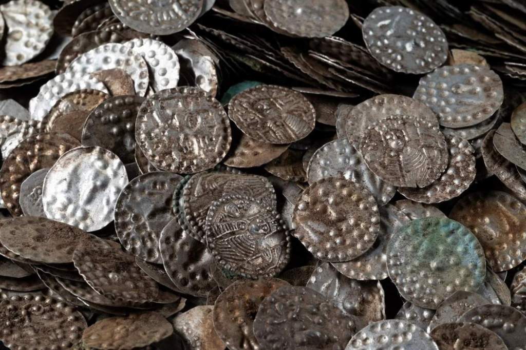 Parte del conjunto de monedas encontrados en el área donde apareció el tesoro