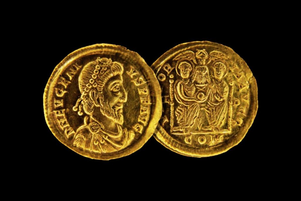 Una de las tres monedas de oro con la imagen de Flavio Eugenio halladas en un tesoro romano en Luxemburgo