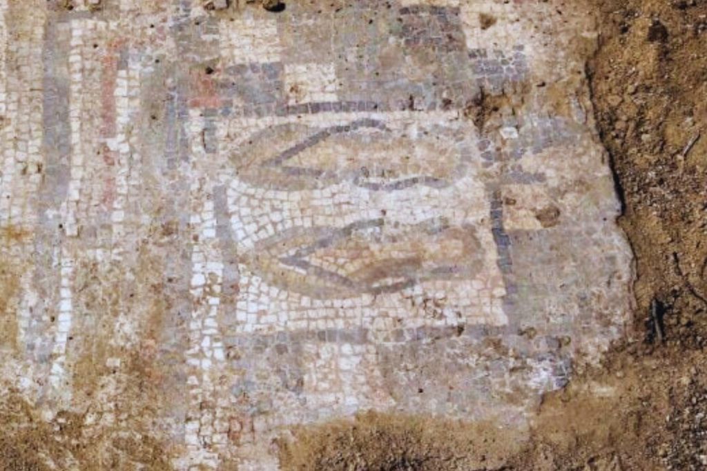 El mosaico con las chanclas decoraba el suelo de una sala de agua fría dentro del complejo termal de la villa