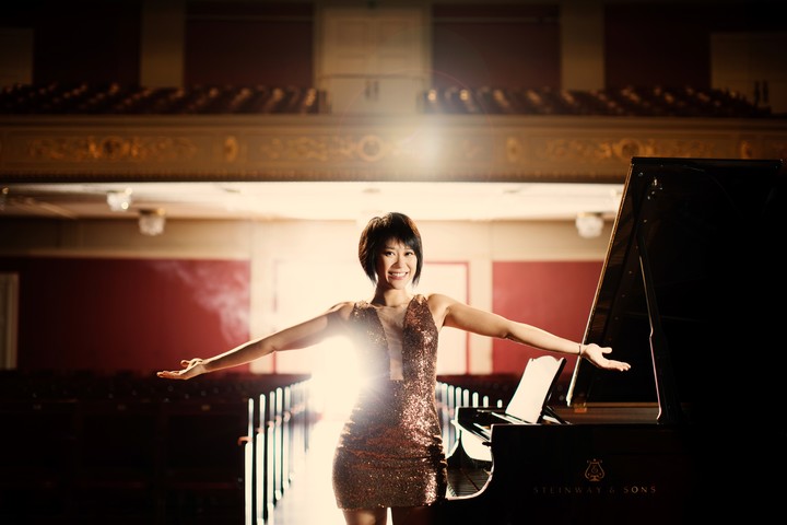 Yuja Wang posa como una modelo, pero toca el piano haciendo que lo antigua suene contemporáneo.
