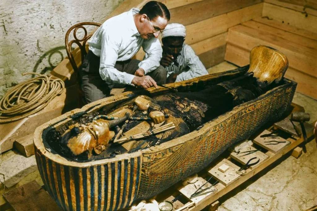 Howard Carter observa atentamente la tumba de Tutankamón en 1922, momentos antes de desvelar uno de los mayores tesoros de la arqueología